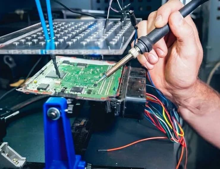 Lötarbeit auf einer Steuergeräte-Platine